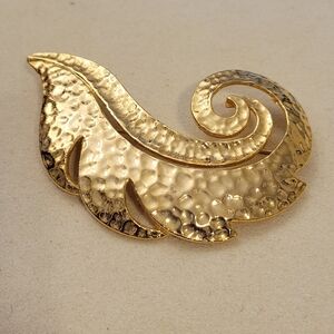 Goldtone Shell Brooch • Shiny • Like New
